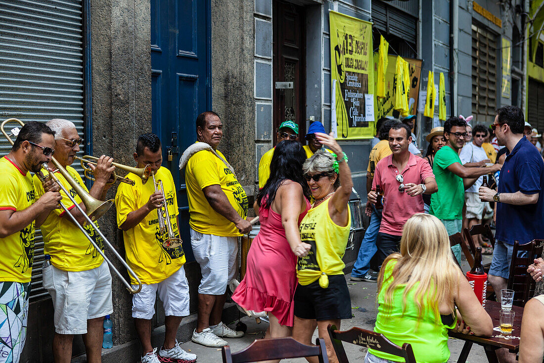 Brazil, Rio de Janeiro, Lapa district, people playing music and dancing during the carnival