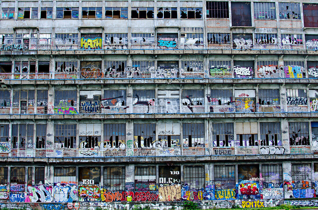 Former Customs building, abandoned and covered in graffitis, Canal de l'Ourcq, Pantin, Seine-Saint-Denis, France