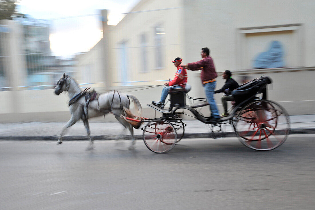 Barouche in Old Havana district, Havana, Cuba, Caribbean