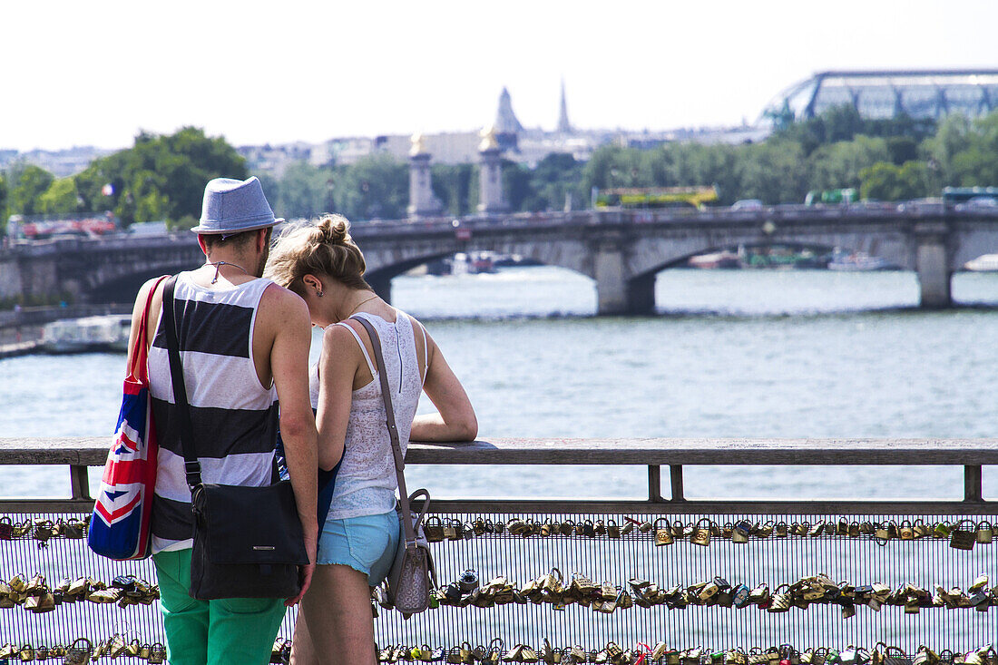 France, Paris, lovers on the Passerelle Léopold-Sédar-Senghor (formerly the passerelle de Solférino)