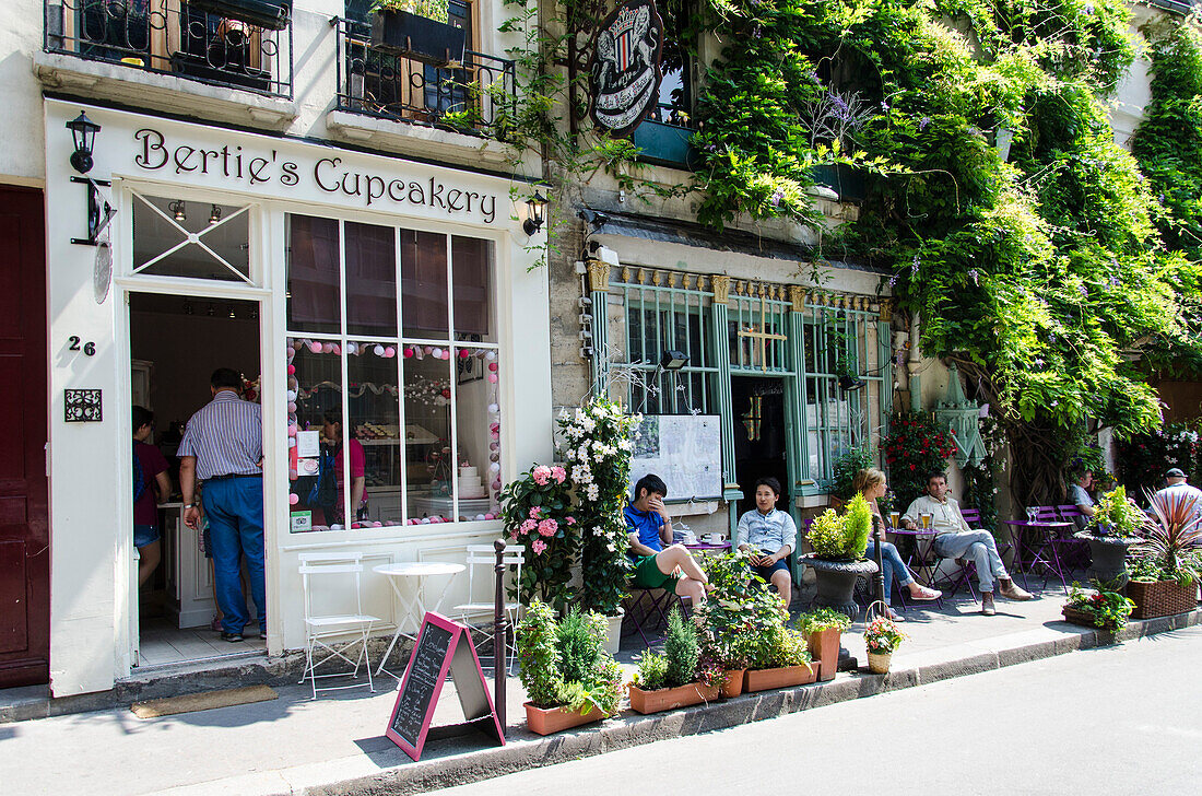 France, Paris 4th district, Cité Island, 'Bertie's cupcakery' flowery terrace