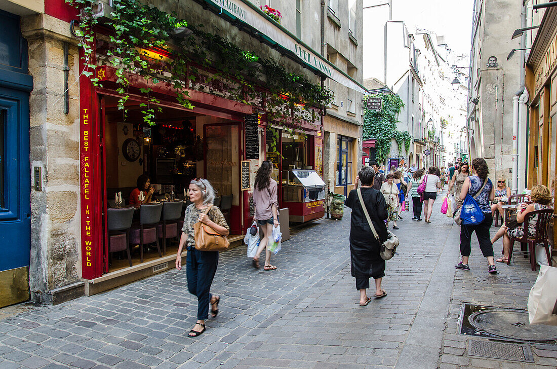 France, Paris 4th district, Le Marais, rue des Rosiers, pedestrians