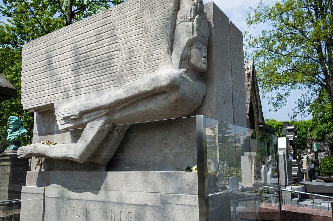 Modern sculpture of the irish writer oscar wilde, pere-lachaise cemetery, paris 20th arrondissement, france