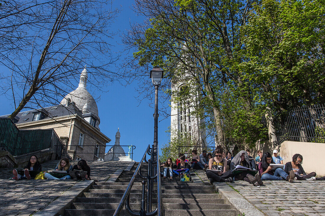 Students at a drawing class on the steps leading to the basilica sacre-coeur, rue de la bonne, 18th arrondissement, paris, france