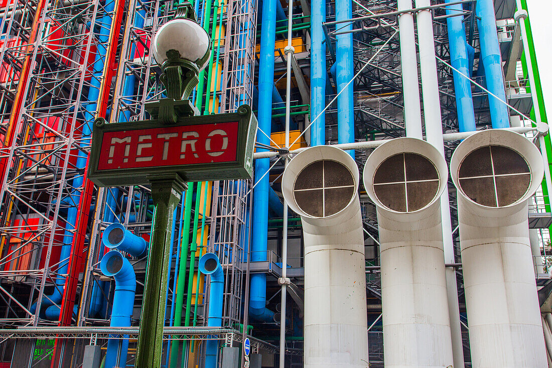 The georges pompidou national center for art and culture, (cnac), also called centre beaubourg or centre pompidou, exhibits collections of modern art, design, photography and graphic arts, 4th arrondissement, paris (75), ile-de-france, france