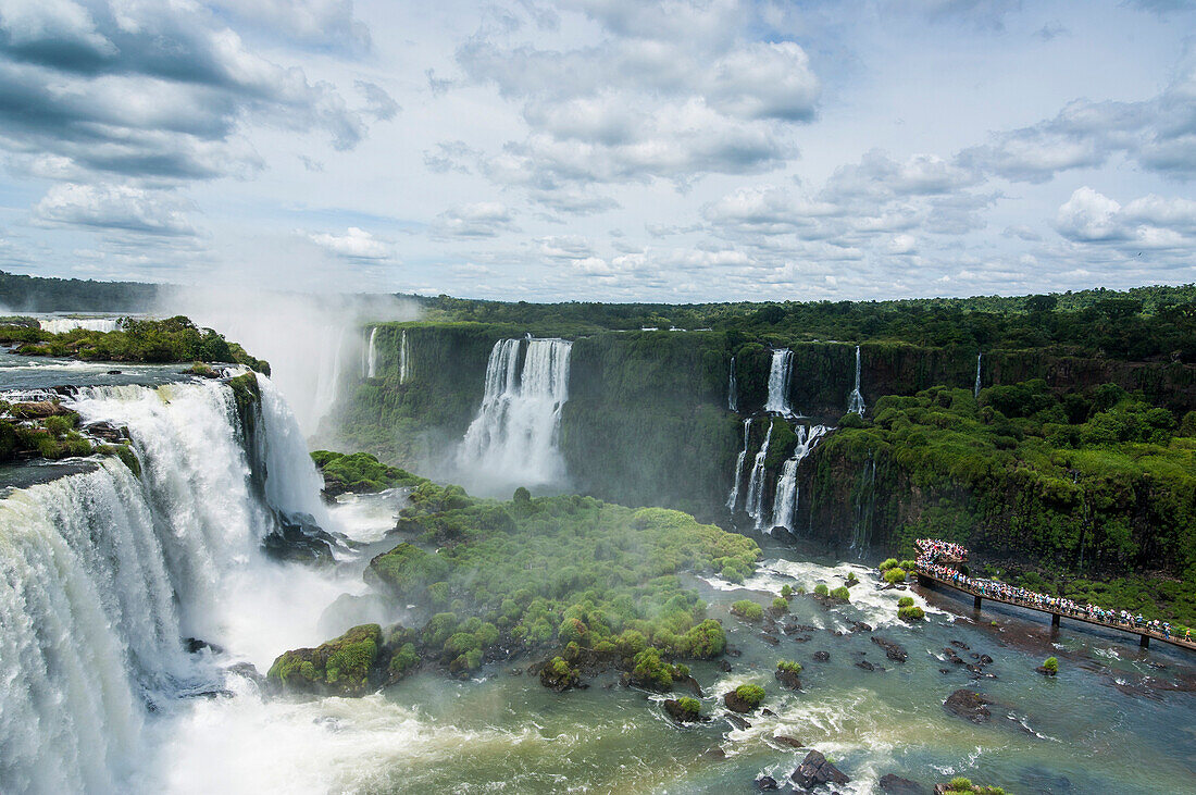 Foz de Iguazu (Iguacu Falls), the largest waterfalls in the world, Iguacu National Park, UNESCO World Heritage Site, Brazil, South America