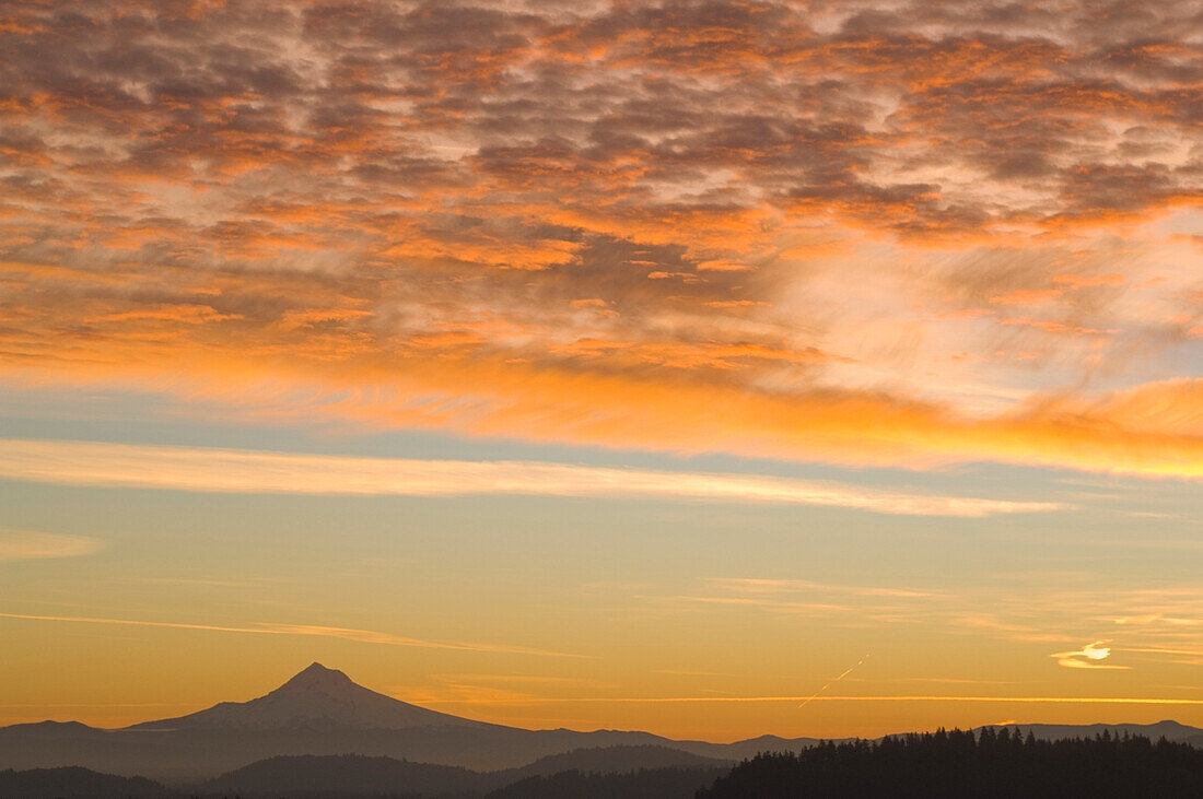 'Portland, Oregon, United States Of America; View Of The Sunrise Over Mount Hood From Mount Tabor'