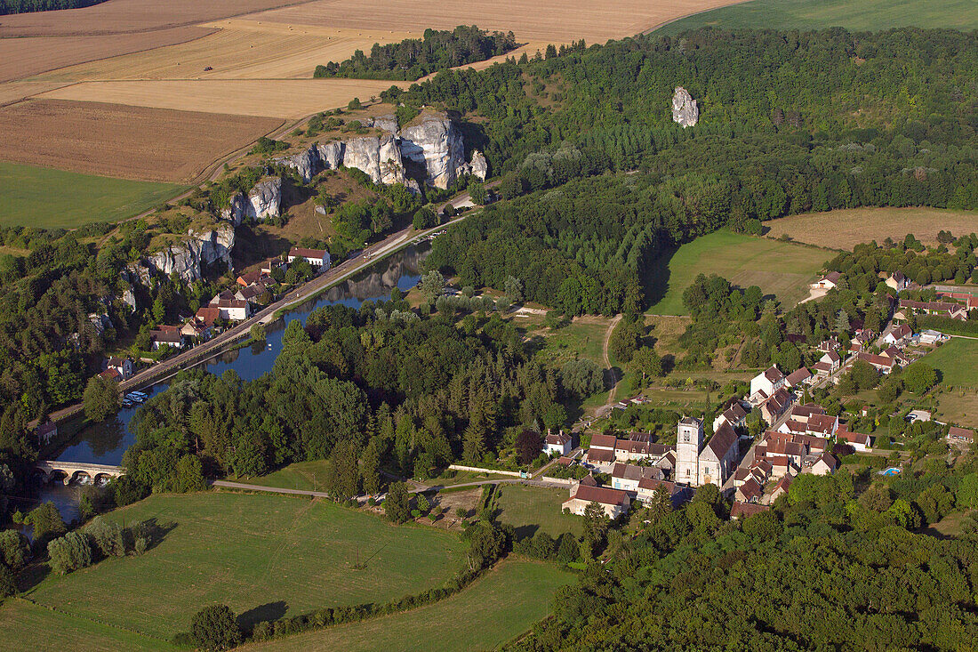 France, Yonne (89), Merry-sur-Yonne, village in the valley of the Yonne, the Rocks Saussois along the river (aerial view)