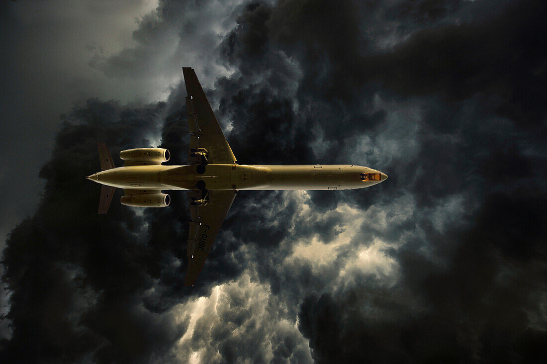 boeing approaching the runway at the Nantes-Atlantique airport under a stormy sky