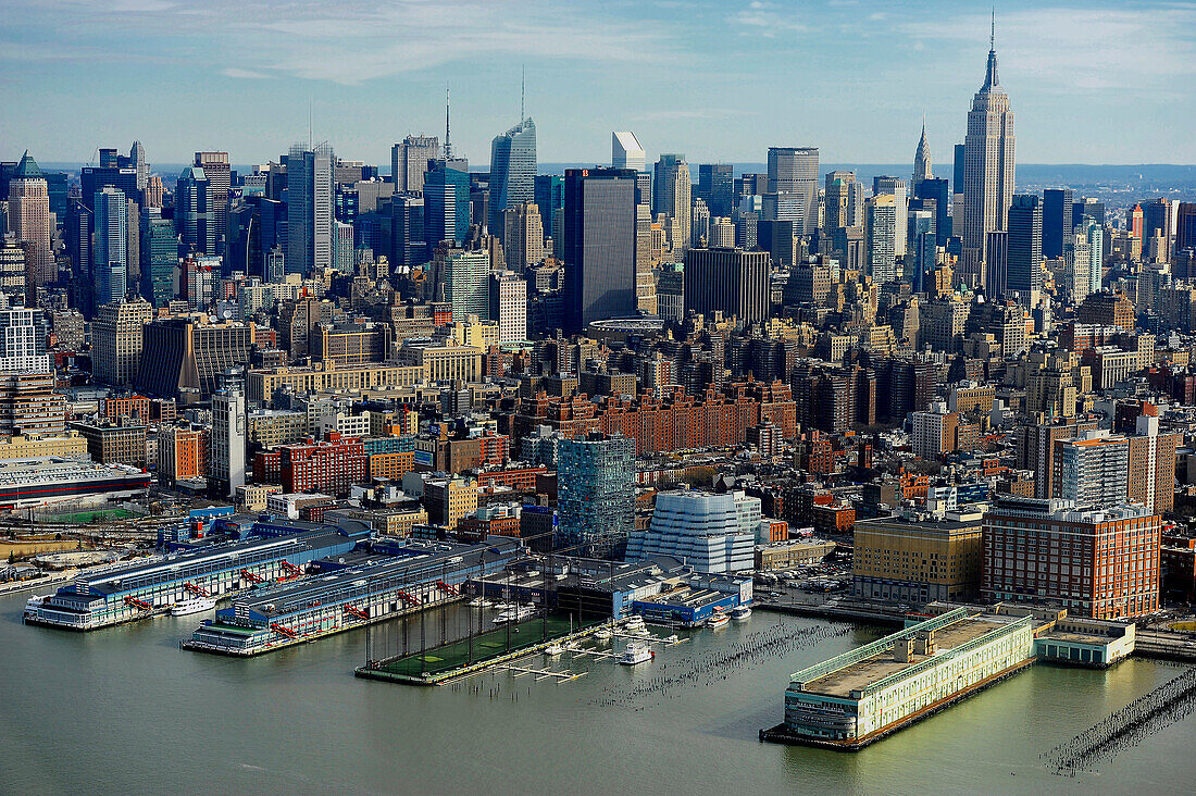 Aerial view of Manhattan West docks – License image – 70480701 lookphotos