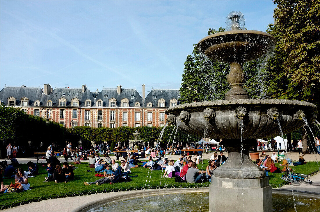 autumn sun, garden, place des Vosges, Paris, France