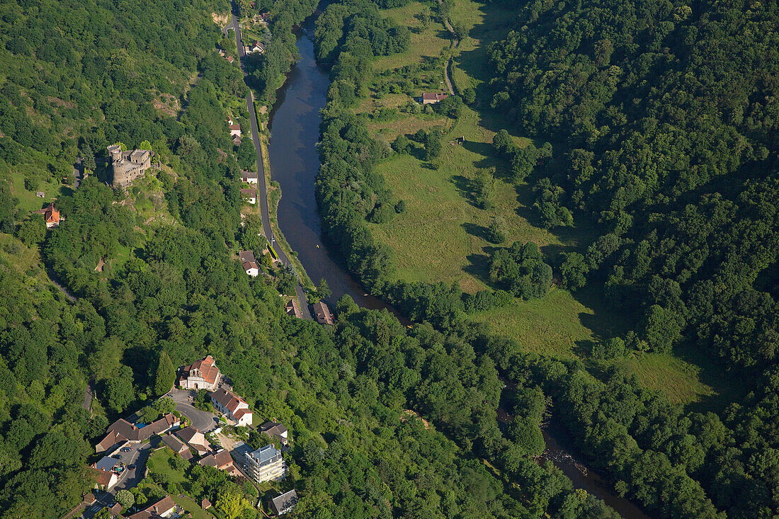 France, Allier (03), Chateau de Chouvigny dominant Sioul in gorges Chouvigny (aerial view)