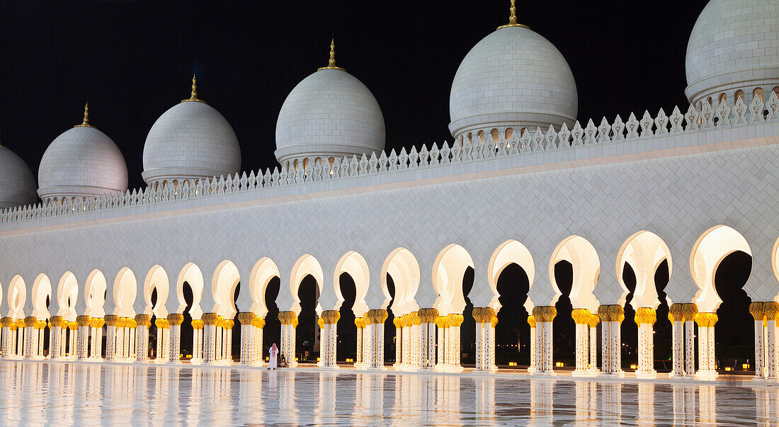 'Sheikh Zayed Grand Mosque at night; Abu Dhabi, United Arab Emirates'