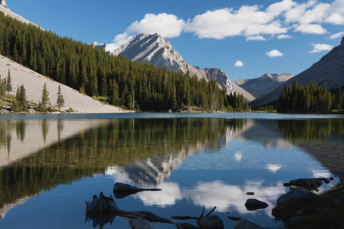 'Mountain reflecting in lake with blue sky and clouds in kananaskis provincial park;Alberta canada'