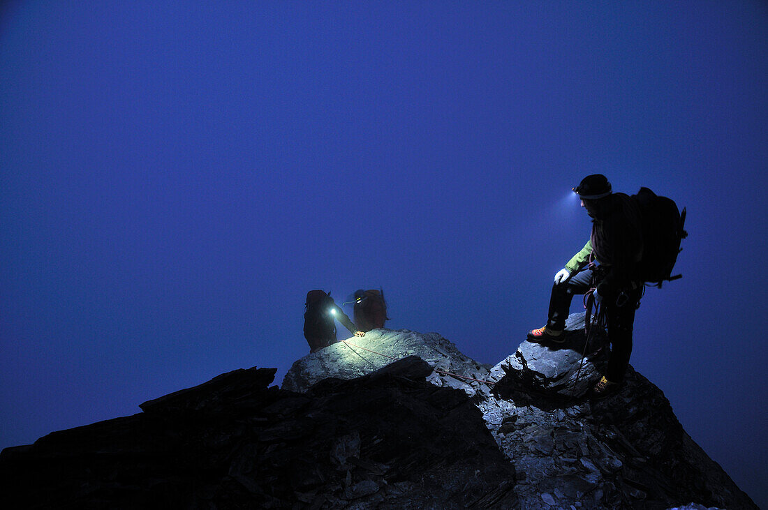 Start am frühen Morgen, Bergsteiger auf dem Mitteleggi-Grat, Eiger (3970 m), Berner Alpen, Schweiz