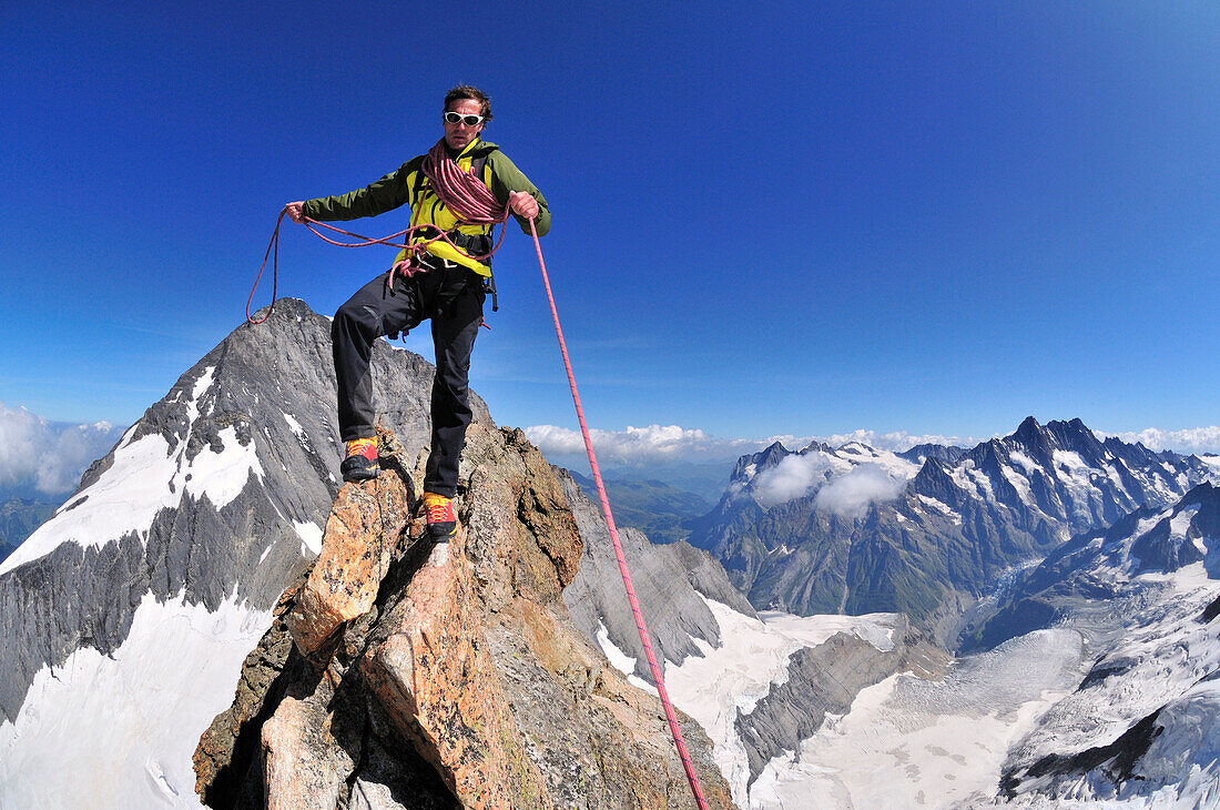 Bergsteiger an den Eigerjöchern, Eiger (3970 m) im Hintergrund, Berner Alpen, Schweiz