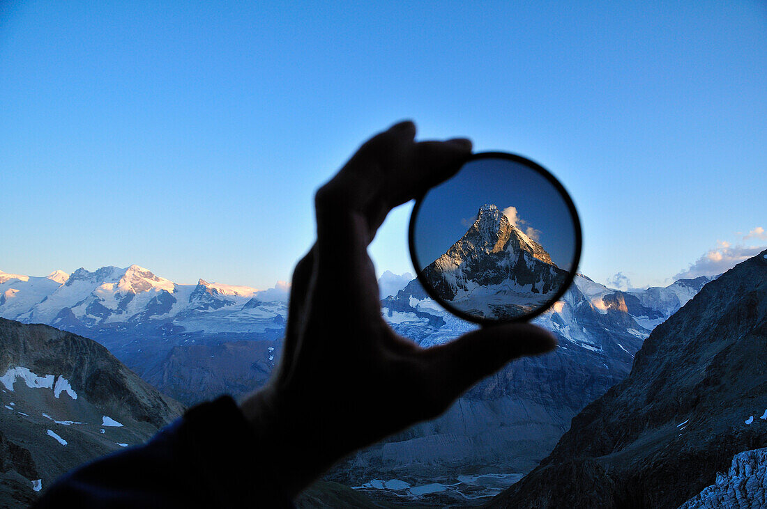 Im Fokus durch einen Polfilter: Matterhorn und seine Nordwand (4476 m) vom Arbenbiwak, Wallis, Schweiz