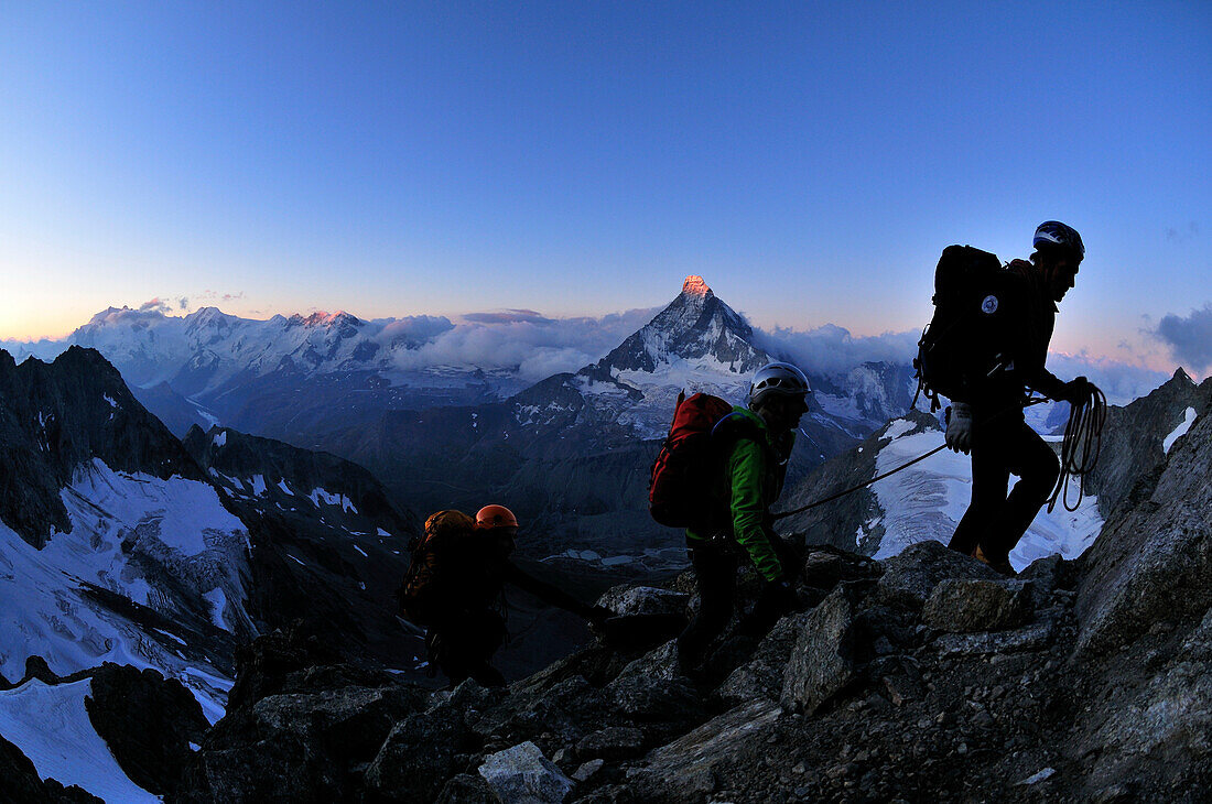 Sonnenaufgang am Matterhorn: Bergsteiger am Arbengrat des Obergabelhorn (4034 m), Wallis, Schweiz