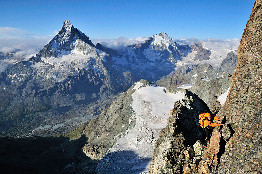 Bergsteiger am Arbengrat des Obergabelhorn (4034 m), Matterhorn im Hintergrund, Wallis, Schweiz