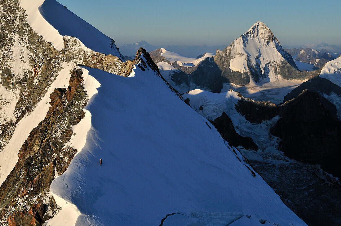 Bergsteiger auf dem Nordgrat des Weisshorns (4506 m), Dent d'Herens im Hintergrund, Wallis, Schweiz
