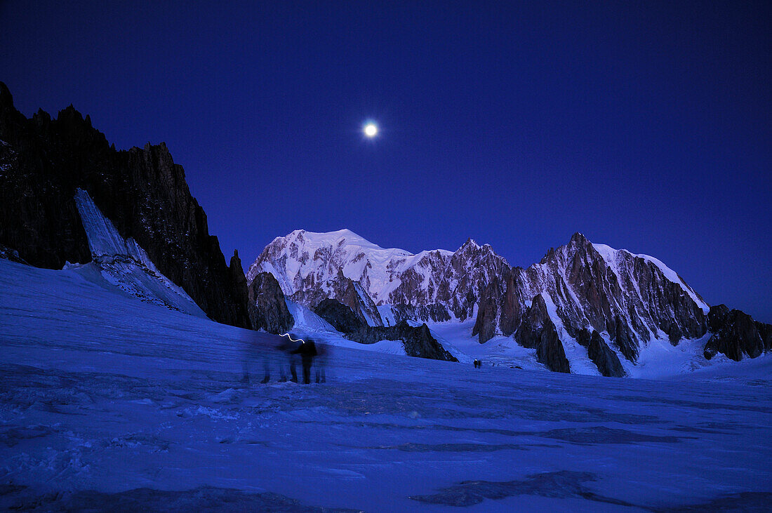 Nächtlicher Zustieg zum Rochefortgrat, Mont Blanc im Hintergrund, Mont Blanc-Gruppe, Frankreich