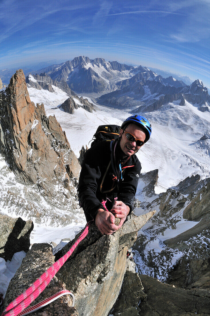 Bergsteiger kletternd am Teufelsgrat des Mont Blanc du Tacul, Mont Blanc-Gruppe, Frankreich
