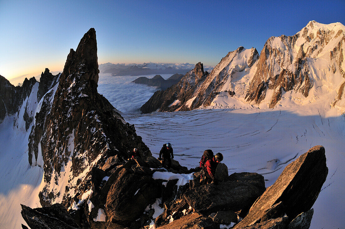 Bergsteiger am Beginn des Kuffnergrat am Mont Maudit, Mont Blanc-Gruppe, Frankreich
