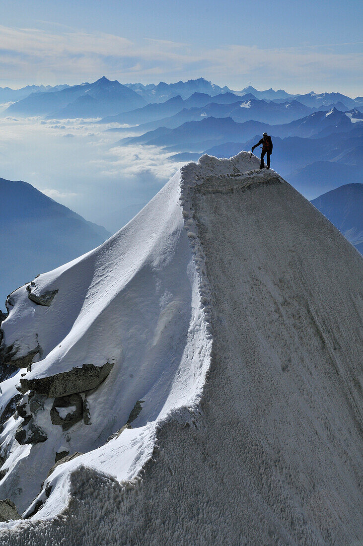 Bergsteiger auf einer Wechte am Kuffnergrat des Mont Maudit, Mont Blanc-Gruppe, Frankreich