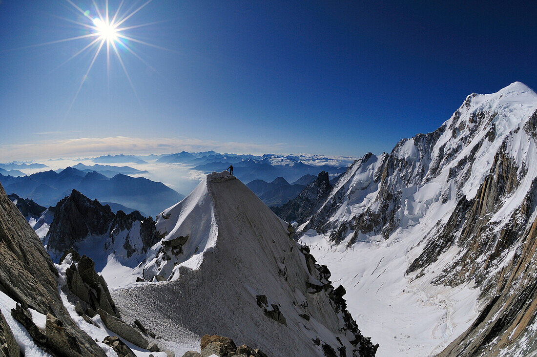 Bergsteiger auf einer Wechte am Kuffnergrat des Mont Maudit, Mont Blanc-Gruppe, Frankreich