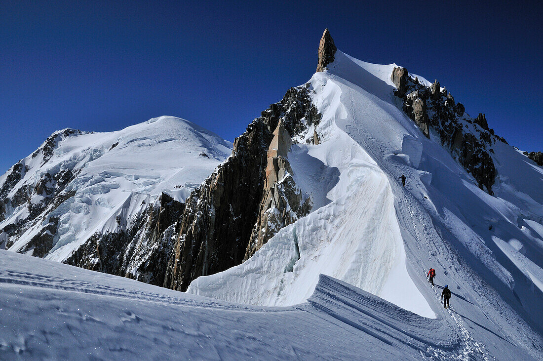 Bergsteiger am Gipfelgrat des Mont Maudit, Mont Blanc-Gruppe, Frankreich
