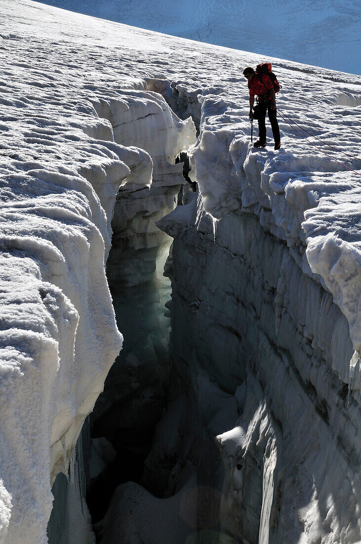 Bergsteiger an einer Gletscherspalte, Vallee Blanche, Mont Blanc-Gruppe, Frankreich