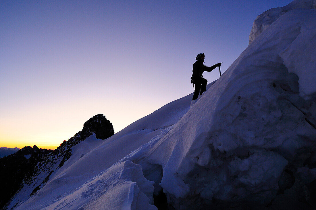 Bergsteiger im Gletscherbruch an der Nordflanke der Barre des Ecrins (4102 m), Dauphine, Frankreich