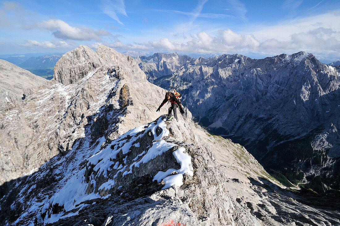 Wanderer auf dem Jubiläumsgrat zur Zugspitze, Wettersteingebirge, Deutschland