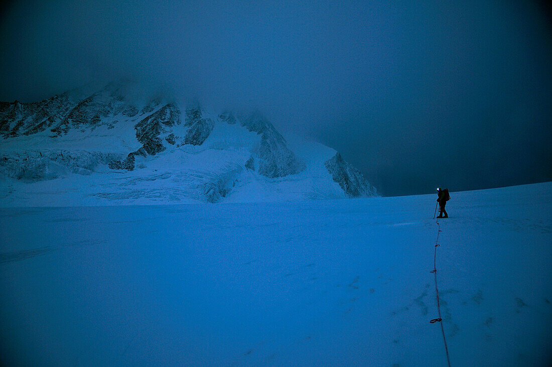 Bergsteiger während des Zustiegs zum Bietschhorn (3936 m), Baltschiedertal, UNESCO Welterbe, Berner Alpen, Schweiz