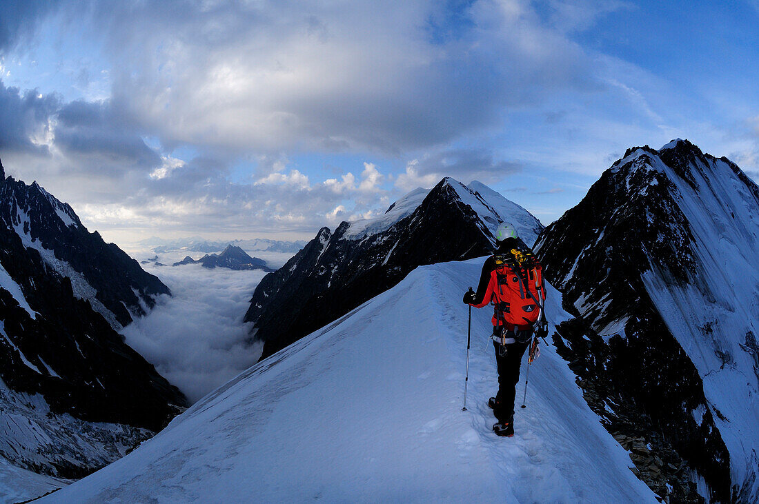 Bergsteiger startet die Überschreitung der Dome de Miage (3669 m), Mont Blanc Gruppe, Frankreich