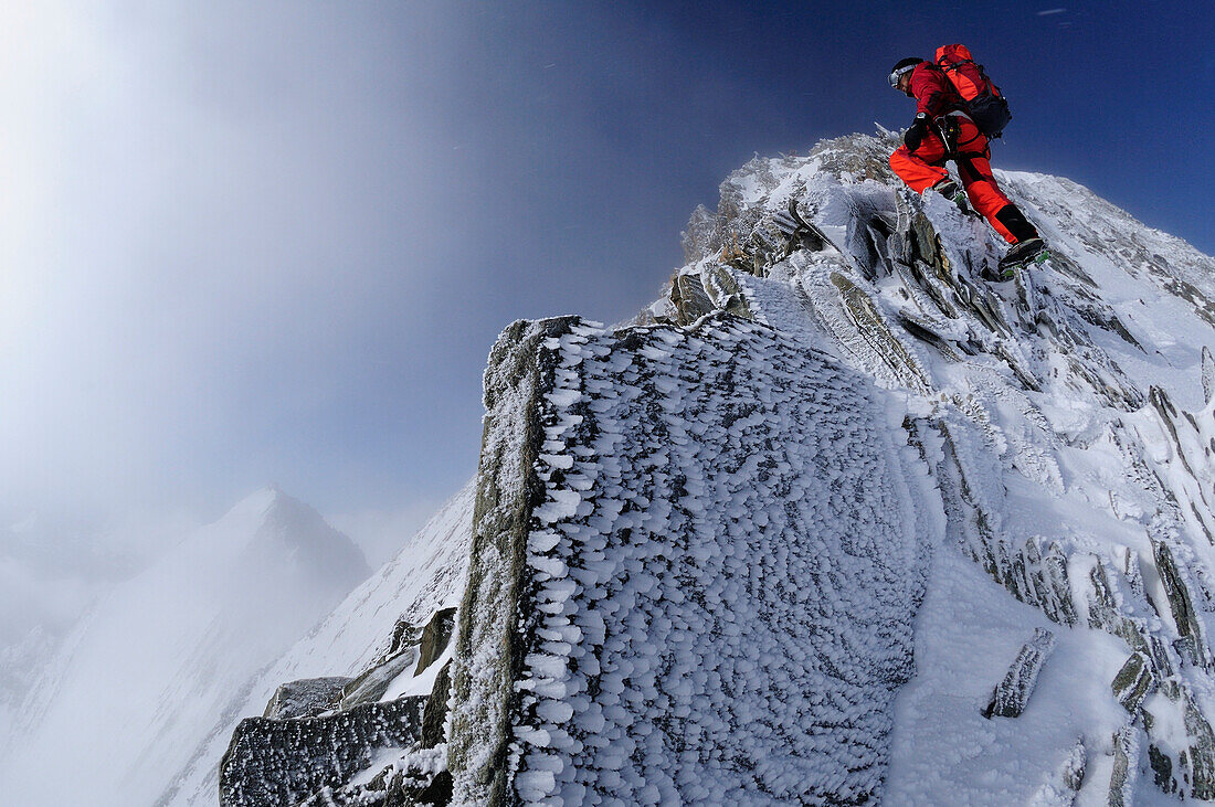 Bergsteiger während Schneesturm am Nadelgrat, Nadelhorn (4327 m), Wallis, Schweiz