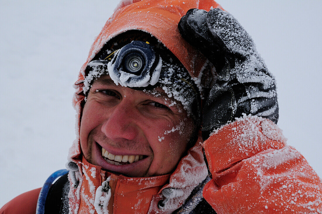 Bergsteiger, stark vereist, während Schneesturm am Nadelgrat, Nadelhorn (4327 m), Wallis, Schweiz