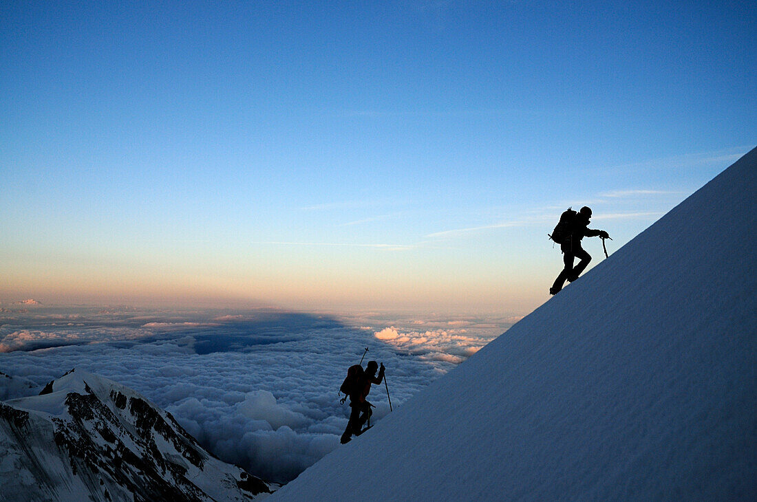 Bergsteiger während der Überschreitung der Aiguille de Bionnassay, Mont Blanc Massiv, Frankreich