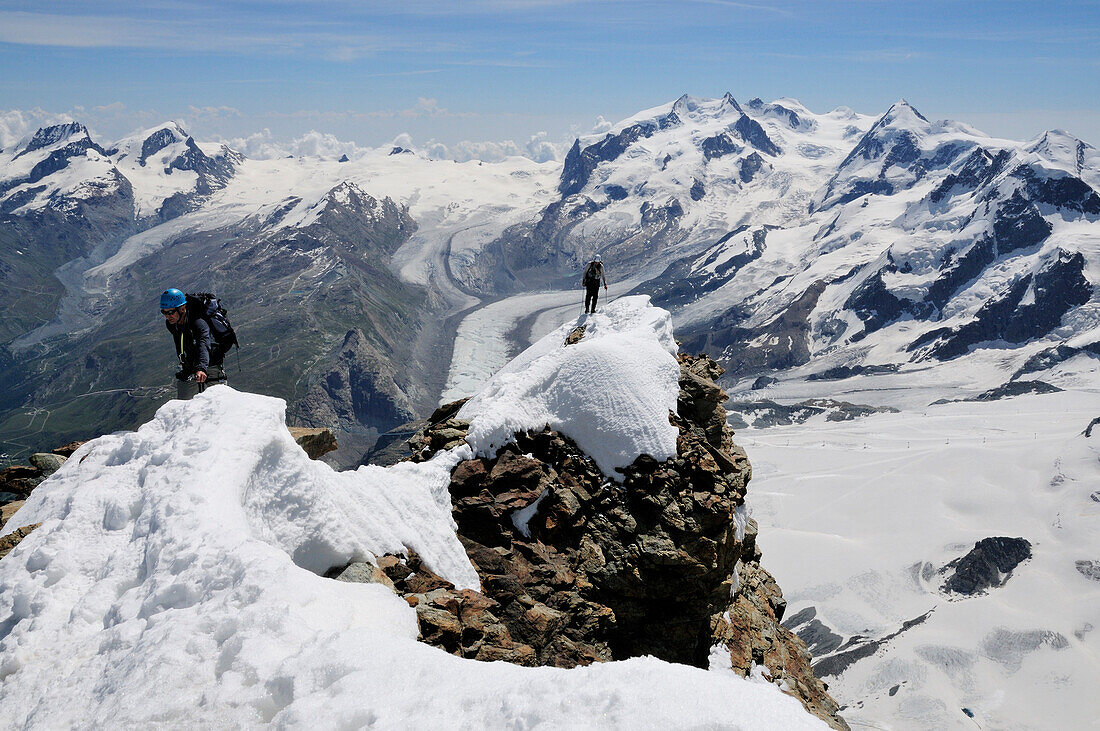 Bergsteiger erreichen den Gipfel des Matterhorns, Wallis, Schweiz