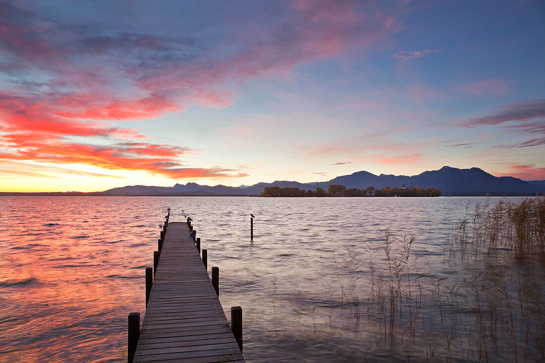 Bootssteg, Blick über den Chiemsee zur Fraueninsel, bei Gstadt, Chiemsee, Chiemgau, Bayern, Deutschland