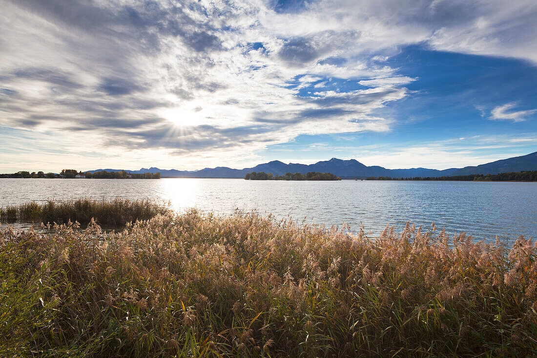 Blick über den Chiemsee zur Fraueninsel und zur Krautinsel, bei Gstadt, Chiemsee, Chiemgau, Bayern, Deutschland