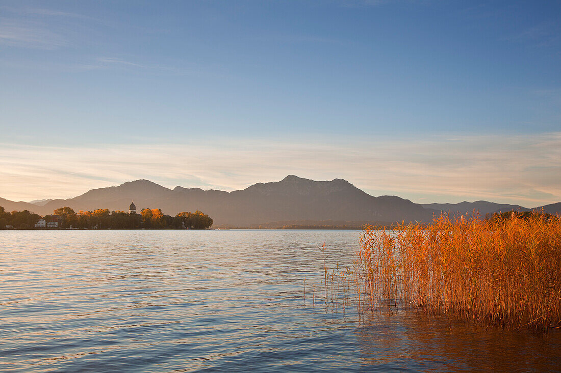 Blick über den Chiemsee zur Fraueninsel, bei Gstadt, Chiemsee, Chiemgau, Bayern, Deutschland