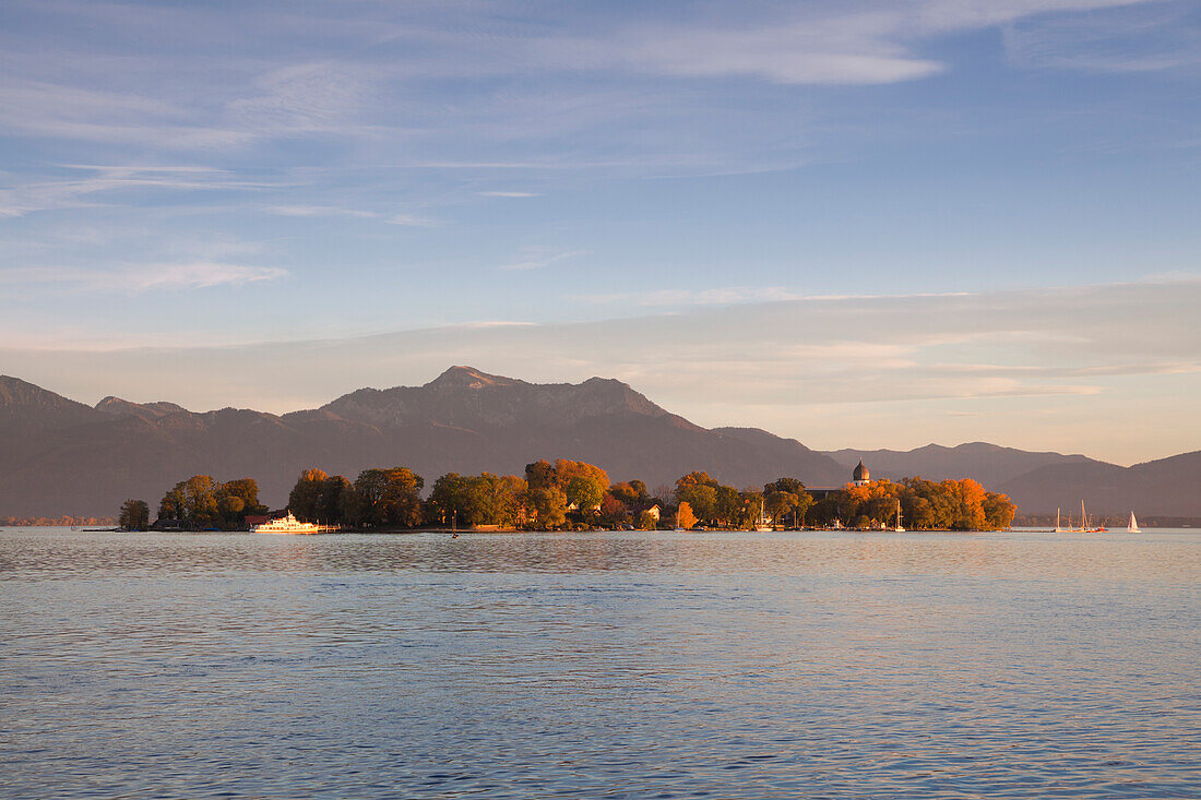 Blick über den Chiemsee zur Fraueninsel, bei Gstadt, Chiemsee, Chiemgau, Bayern, Deutschland