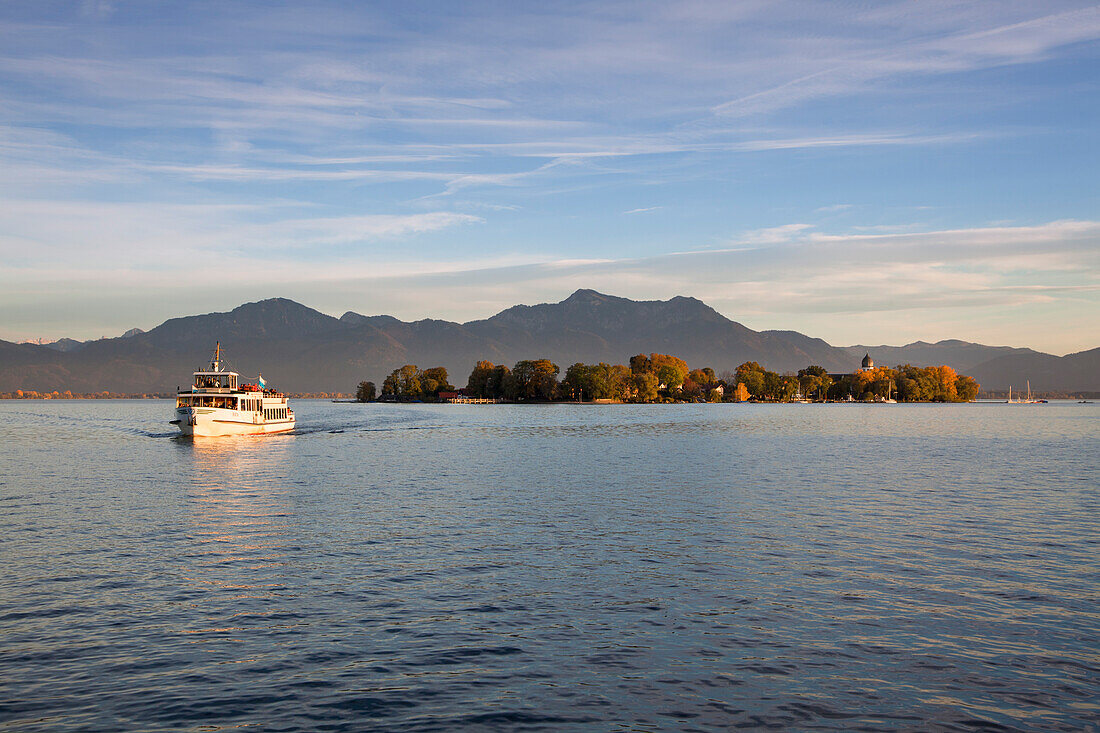 Ausflugsschiff, Blick zur Fraueninsel, bei Gstadt, Chiemsee, Chiemgau, Bayern, Deutschland