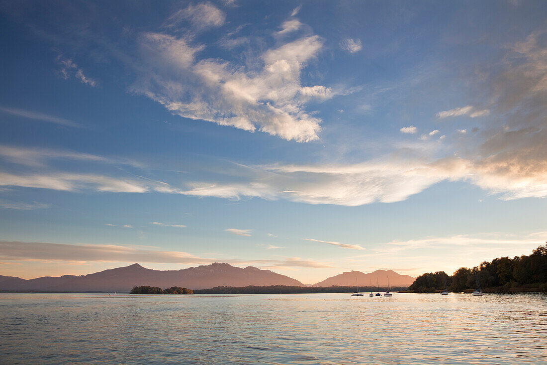 Abendstimmung am Chiemsee, bei Gstadt, Chiemsee, Chiemgau, Bayern, Deutschland