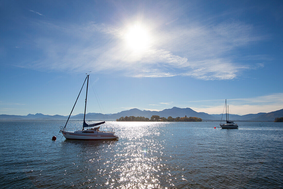 Sailing boats on lake Chiemsee, near Gstadt, Chiemsee, Chiemgau region, Bavaria, Germany