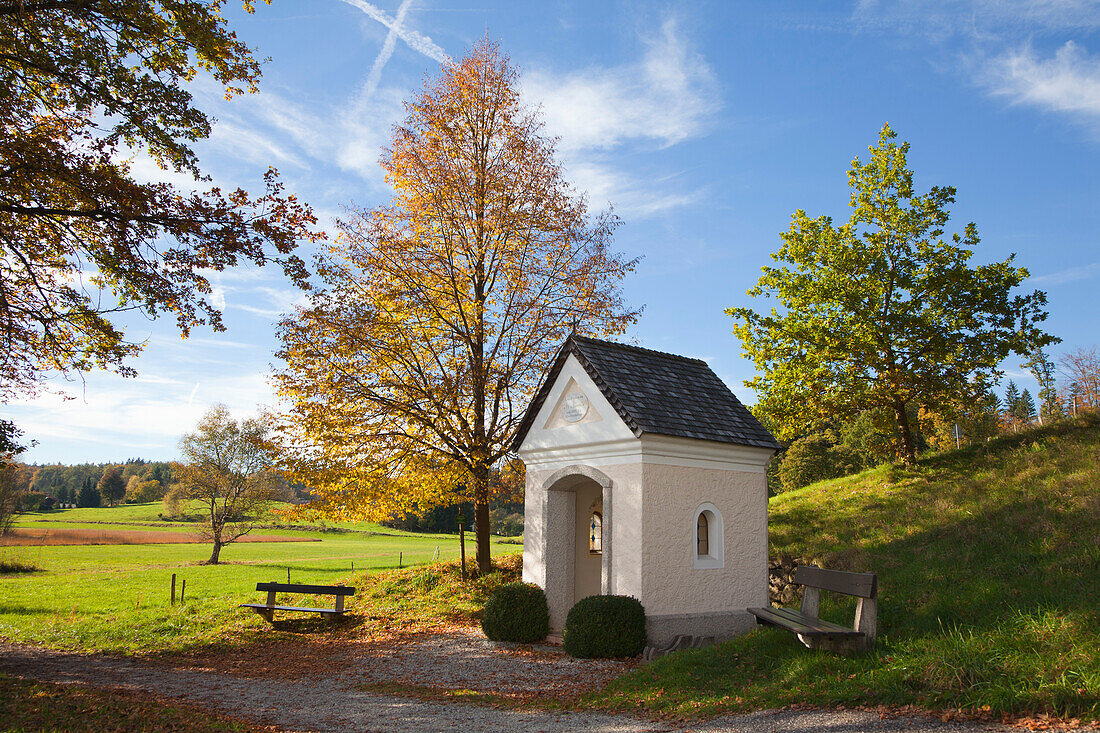 Kapelle beim Kloster Seeon, Chiemgau, Bayern, Deutschland