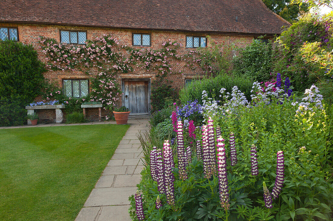 Top Courtyard, Sissinghurst Castle Gardens, Kent, Großbritannien