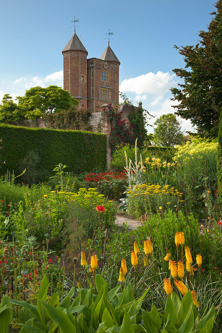Blick vom Cottage Garden zum Turm, Elizabethan tower, Sissinghurst Castle Gardens, Kent, Großbritannien