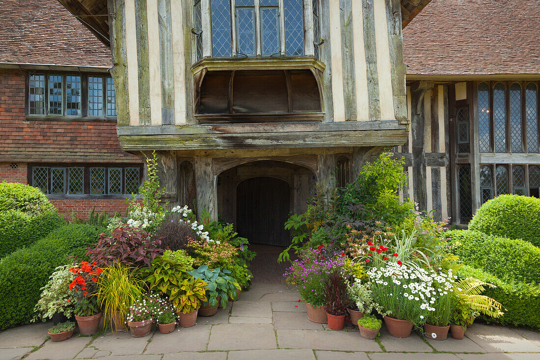 Blumenschmuck am Hauseingang, Northiam, Great Dixter Gardens, East Sussex, Großbritannien